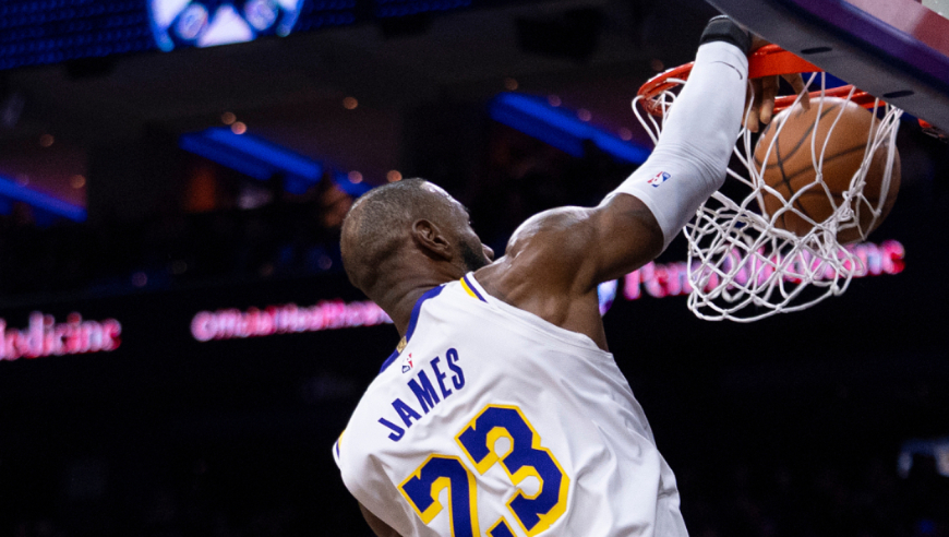 8日十佳球：詹姆斯战斧劈扣梦回巅峰 布泽利斯死亡隔扣技惊四座