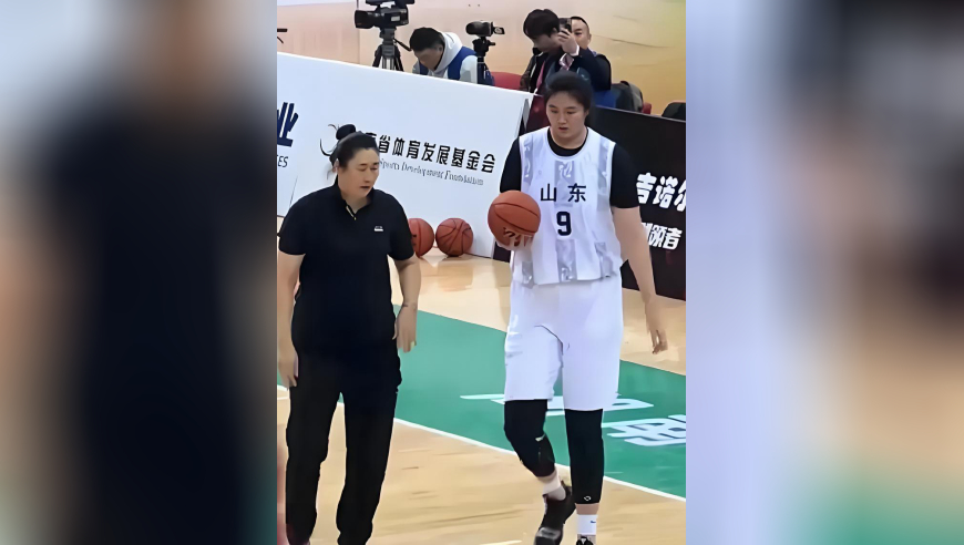 现场视角看张子宇战福建 篮下巨无霸对手自己无语笑了