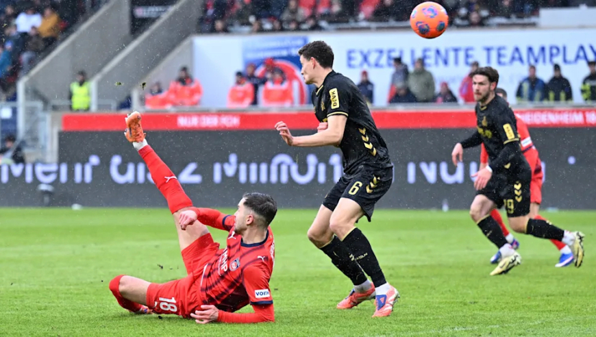 足坛同夜五佳球：德甲锋霸炸裂倒挂金钩 足总杯赛场超级天外飞仙