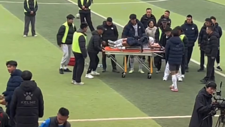 输球又输人！四川联赛宜宾球员抡圆了拳头暴打对手，赛后被警察带走