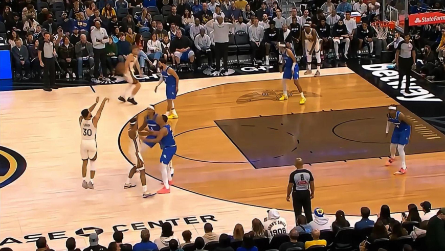 勇三疯降临！库里连中三分+一打二跳投 勇士两分钟轰10分打停魔术