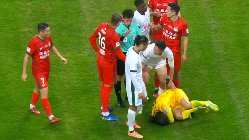 足协杯裁判这球引热议：曹永竞越位单刀踩王国明仅黄牌，后者痛苦翻滚这球你怎么看