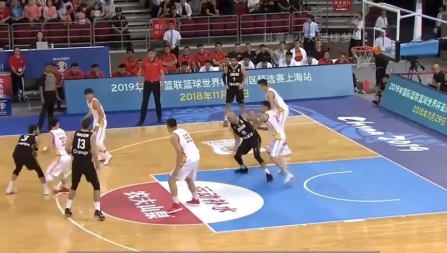 体坛记忆｜男篮名宿齐聚现场，中国男篮疯狂大逆转！