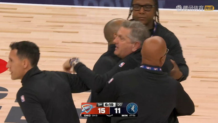 突然暴怒！森林狼主帅冲入场内要打裁判 首节未过半直接被驱逐