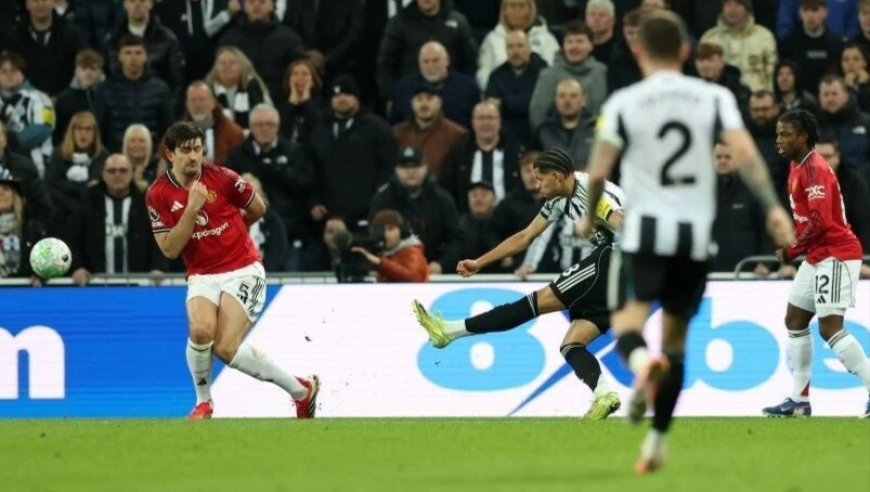 曼联1-2被十人纽卡绝杀！卡里克遭首败，终极考验将定其能否转正