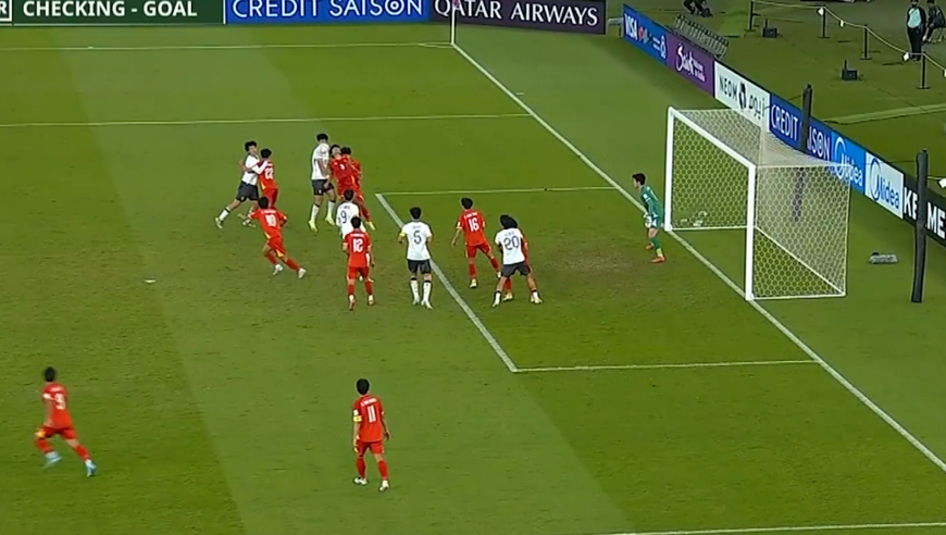 毫米级划线！彭啸破门被吹，越南悍将恼羞成怒踢翻拜合拉木染红