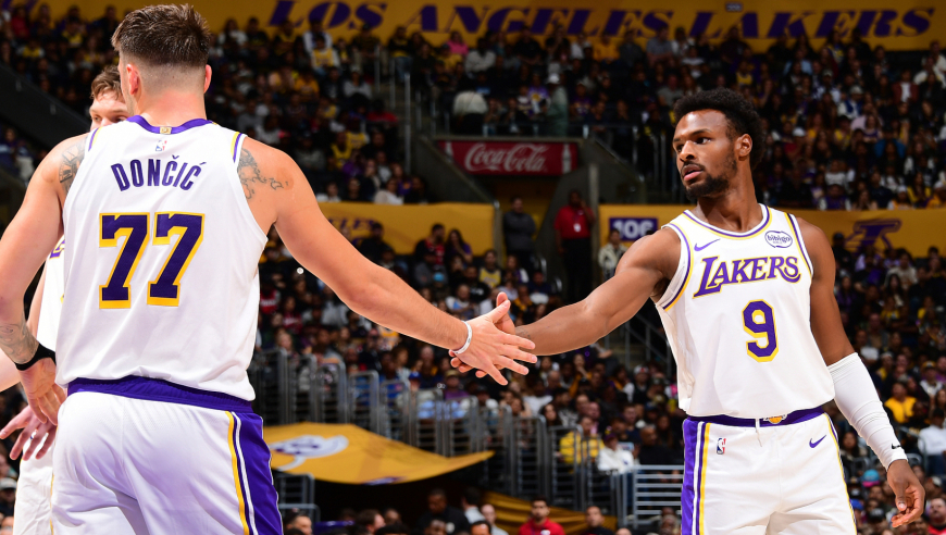 湖人首节狂轰43分全过程：里夫斯助飞布朗尼 范德彪接对手助攻