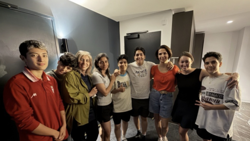 摘头巾+露大腿！伊朗女足留澳7人集体亮相：做出胜利手势 笑开了花