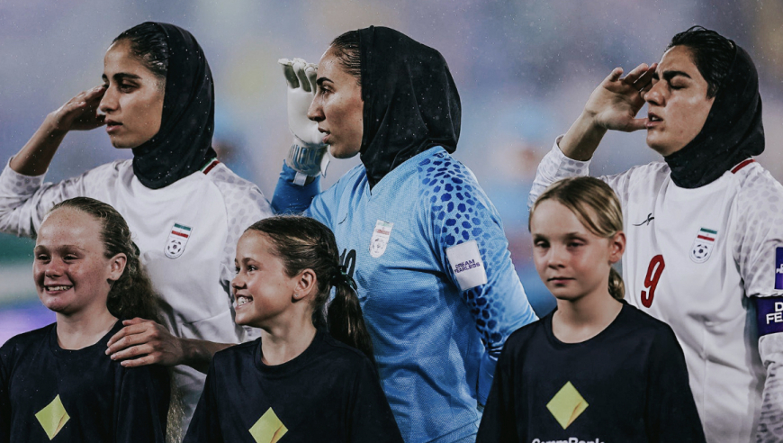 从集体沉默到行军礼唱国歌！伊朗女足3天变脸真相：真心还是妥协