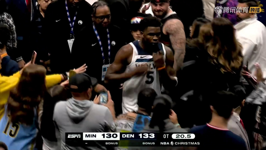 心态彻底崩了！裁判不给加罚还连出争议哨 爱德华兹连续吃T被驱逐