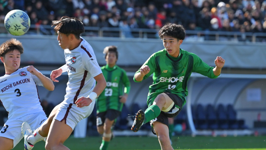 慢镜还原日本高中生单场四粒技术流进球：扛翻对手狂奔半场过4人策动