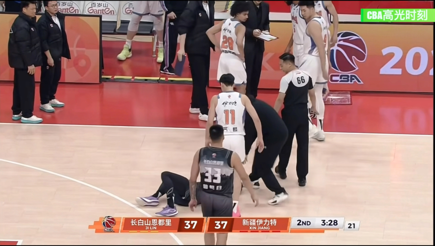 故意的么？齐麟投篮出手下落时肘击对手头部 裁判看录像升级违体