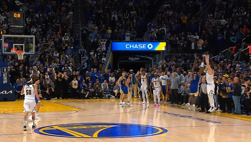 半场超远压哨三分再现！回顾约基奇那些超远压哨三分的时刻