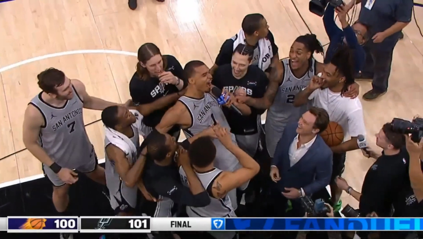 文班后仰跳投绝杀带队锁定季后赛 情绪激动又哭又笑被队友高呼MVP