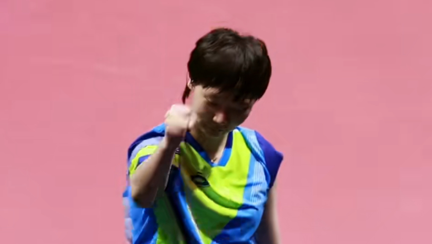 王曼昱夺冠谁注意此举？扭头感谢4名女生，全程加油呐喊双向奔赴