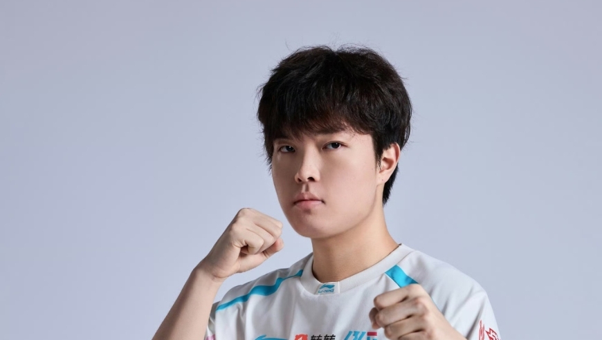 Bin情人节晒侧脸照，健身成果明显，网友直呼：偶像男明星