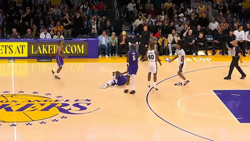 夸张！残阵马刺三分钟三分+罚球 湖人一分未得被轰8-0落后到17分