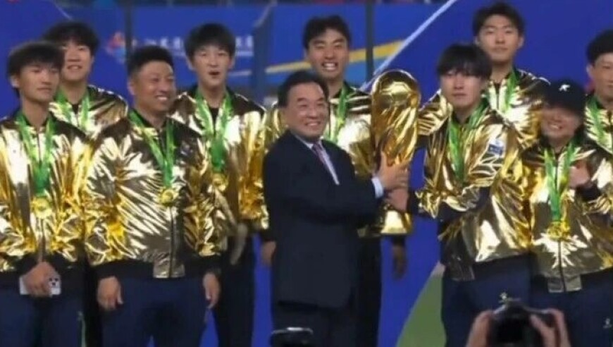 江苏省委书记、省长，分别为“苏超”冠亚军颁奖