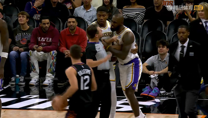 詹姆斯罕见暴怒！狄龙拍球扔向老詹后再身体接触 詹姆斯被激怒狂喷吃T