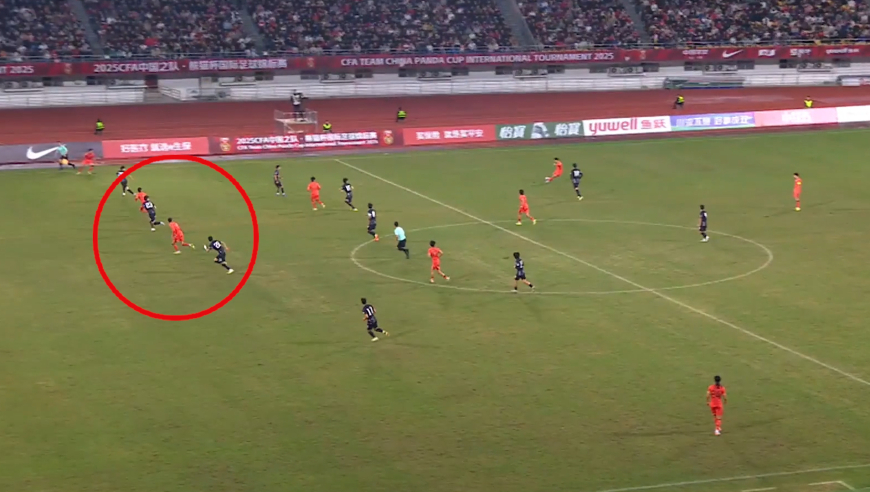 国足U22长传快攻，李镇全闪转腾挪连续过人破门，裁判认定队友越位在先进球被吹