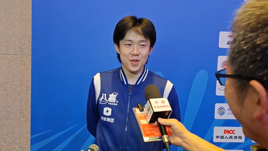 王楚钦4-3战胜黄镇廷，赛后采访一幕引众人大笑，听听他说了什么！