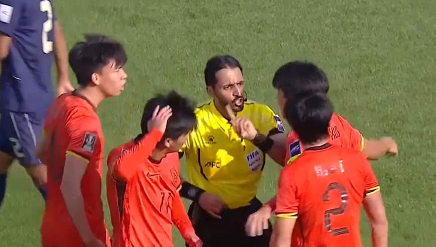 什么操作！裁判1分钟内连吹国足U23两次莫须有犯规，胡荷韬不满判罚情绪失控染黄