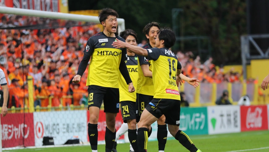 玩砸了！日职联罚出超低质量勺子点球，直接把球送到门将怀里