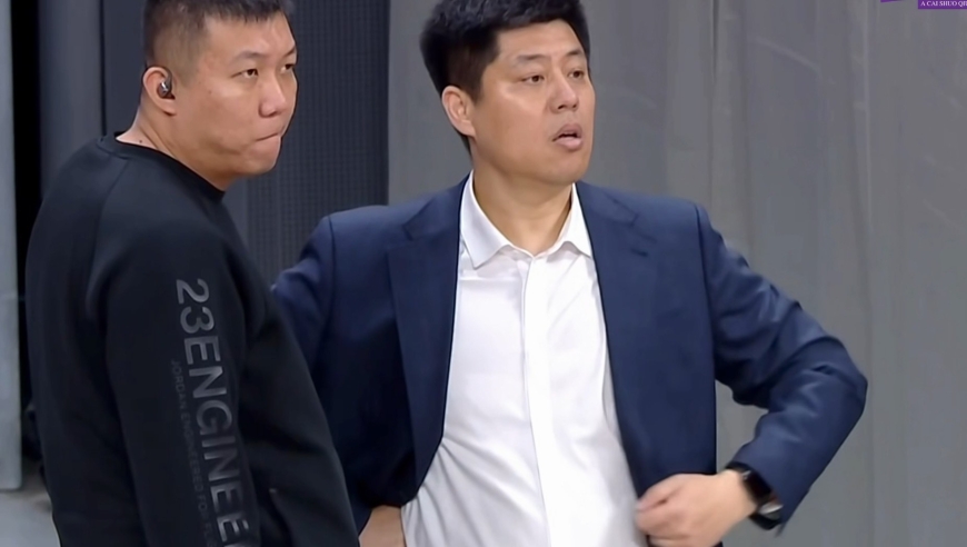 潘江指导不满裁判判罚被驱逐，迪亚洛被垫脚？