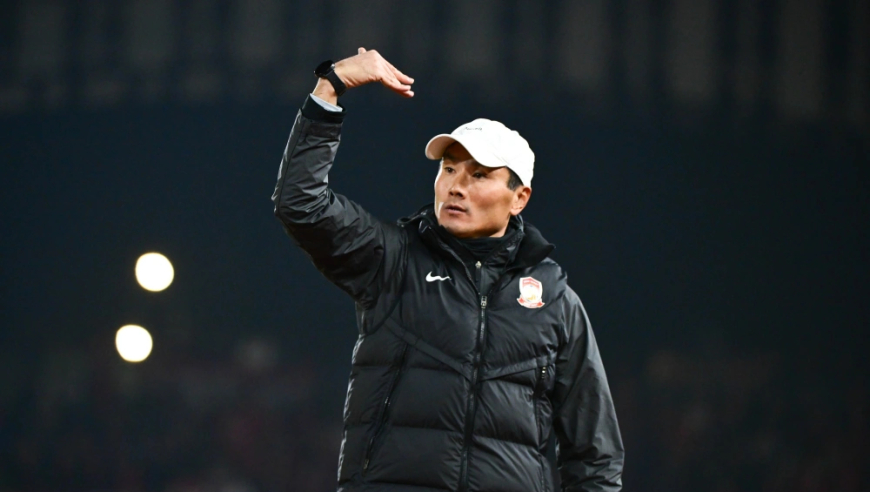 邵佳一称没想到这么快接手国足，教育球员怎么能喝可乐呢，不要光学老队员的散漫劲