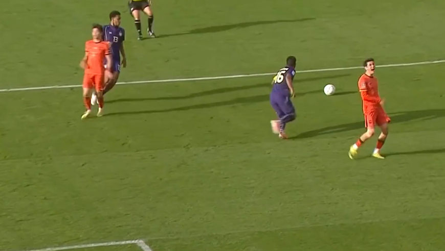 国足U23反击拜合拉木与王钰栋2打2，传跑配合失误失破门良机，解说一席话道出原因