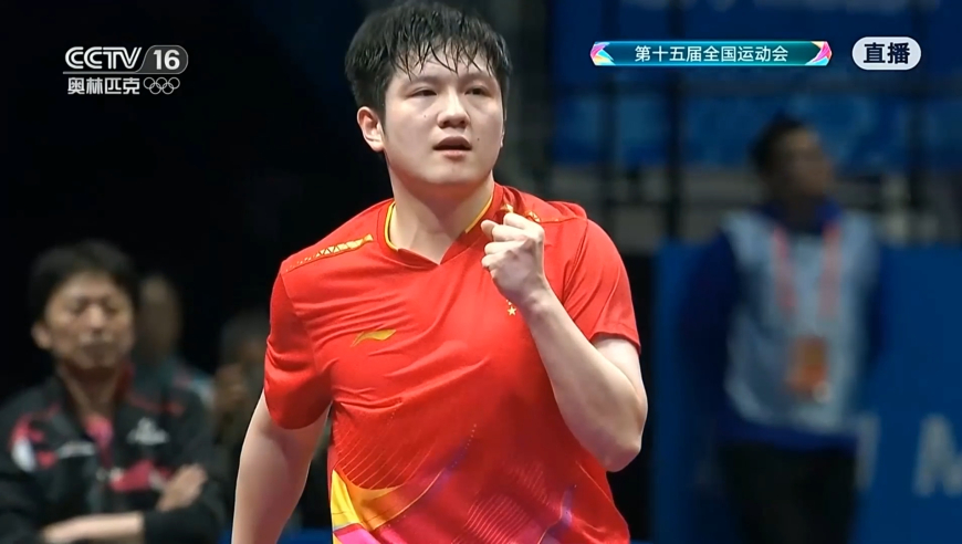 樊振东梁靖崑决胜局全程：上演精彩对决 东哥取关键分11-5制胜