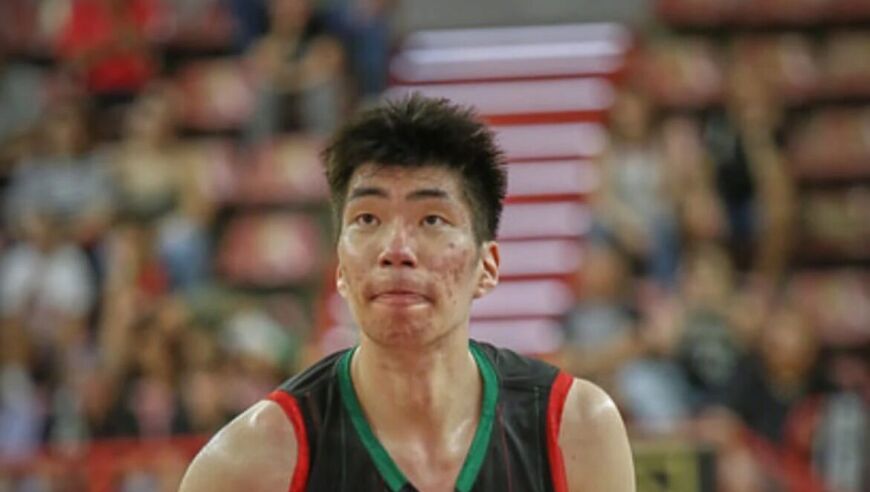 首秀7分8篮板！余嘉豪：第一节打完感觉喘不上气