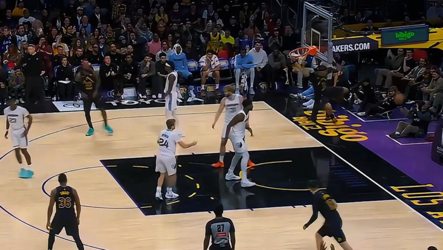 湖人东皇组合！东契奇慢节奏上篮+詹姆斯助飞海斯扣篮打停灰熊