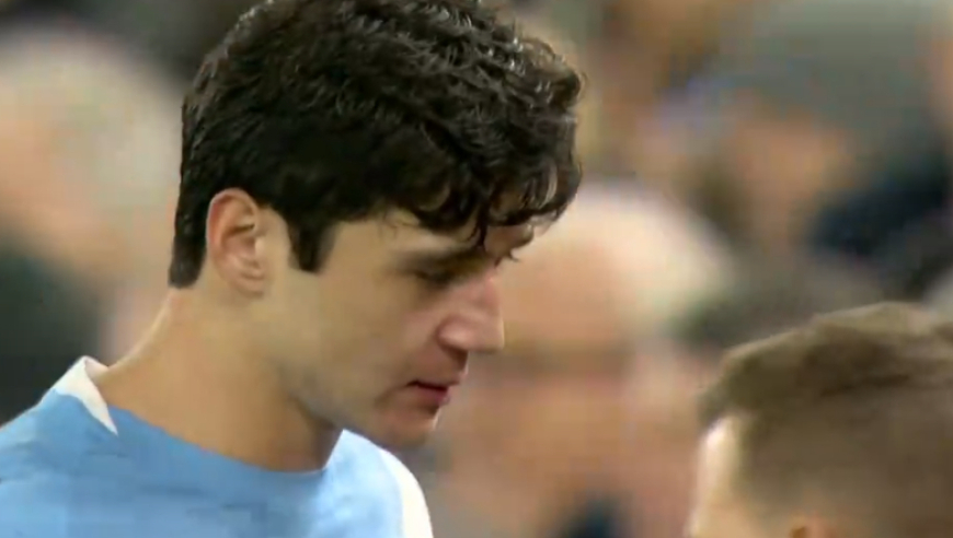 曼城惊魂一刻！胡桑诺夫被撞晕，鼻子肿起大包，被多纳鲁马误伤