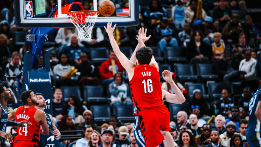 杨瀚森首发登场19分钟4分5板引热议！上下半场判若两人 媒体人客观点评