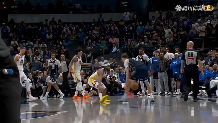 膝盖骨头都出来了！穆迪反击无对抗重伤 解说直呼完了完了大伤了