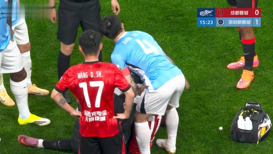 巨大争议！慢镜还原成都蓉城球员离谱染红，韦世豪看懵了