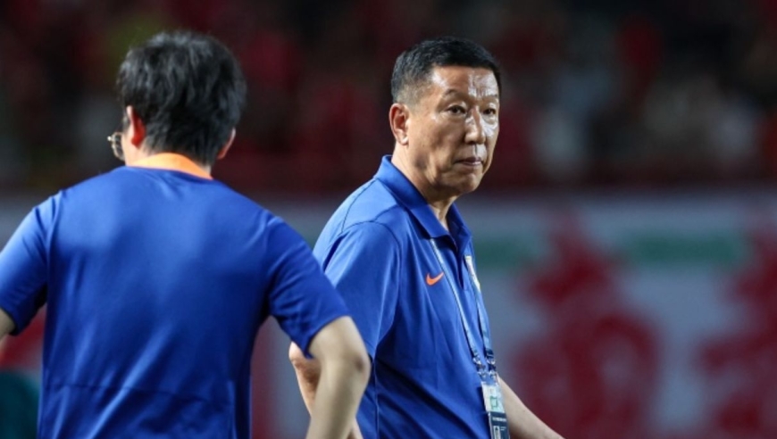 球迷现场齐骂足协！泰山2-0变2-2，崔康熙无奈：有些事根本没法说