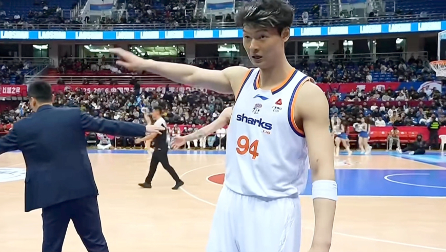 是不是该重回国家队？王哲林11中10砍21分 接队友妙传空切暴扣