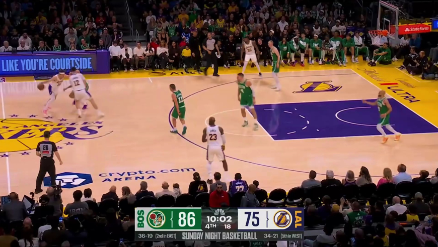 完全压制！湖人末节连拿5分尝试追分 绿军普理查德连拿6分再拉开