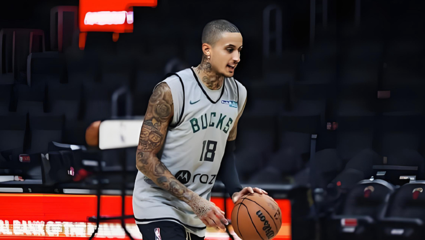 又帅又能打！雄鹿库兹马vs独行侠26分：生死时刻抢断反击定胜局