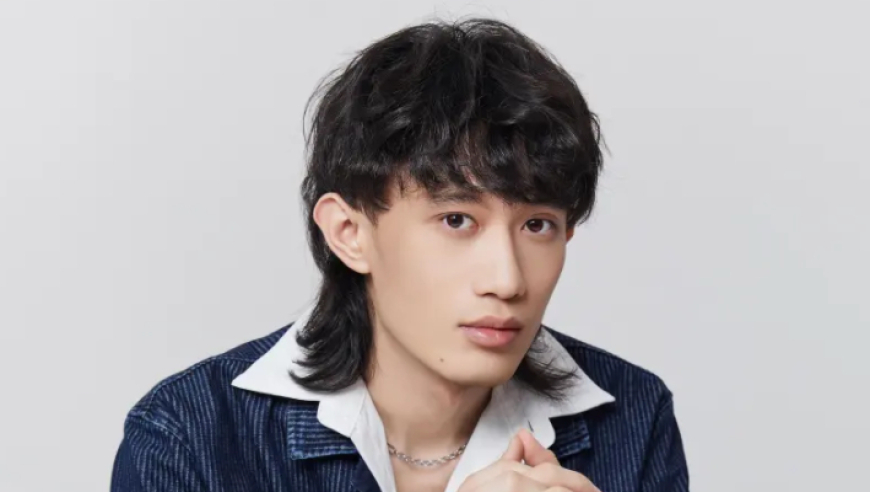 LPL解说直播时发生意外，突发癫痫倒地摔得满嘴血，被紧急送去医院