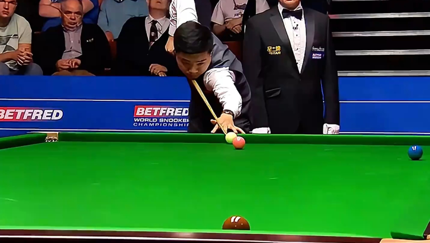 体坛记忆｜ 克鲁斯堡最强一战，丁俊晖连杆斯诺打蒙磨王，戏剧性绝杀神补刀