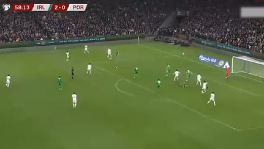 C罗肘击染红+疑似嘲讽对手！葡萄牙输球，无缘提前晋级美加墨世界杯