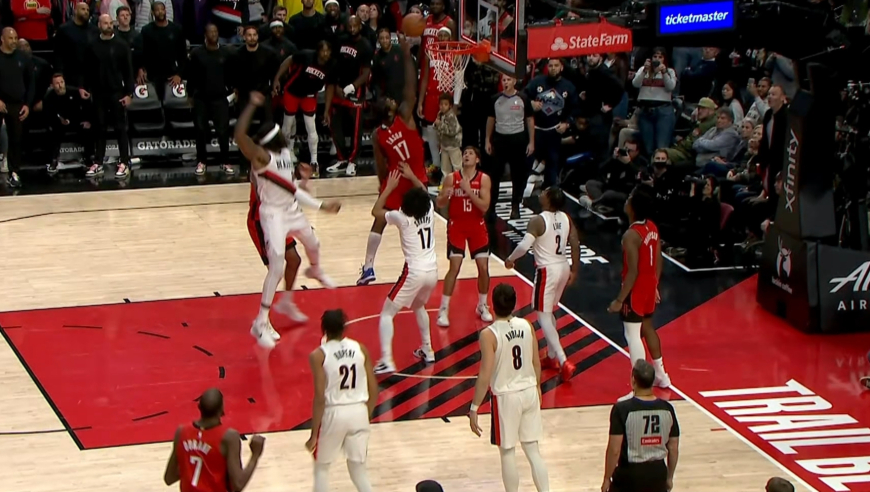 正义必胜？伊森争议抢断获绝杀机会 但最终补篮绝杀被判超时无效