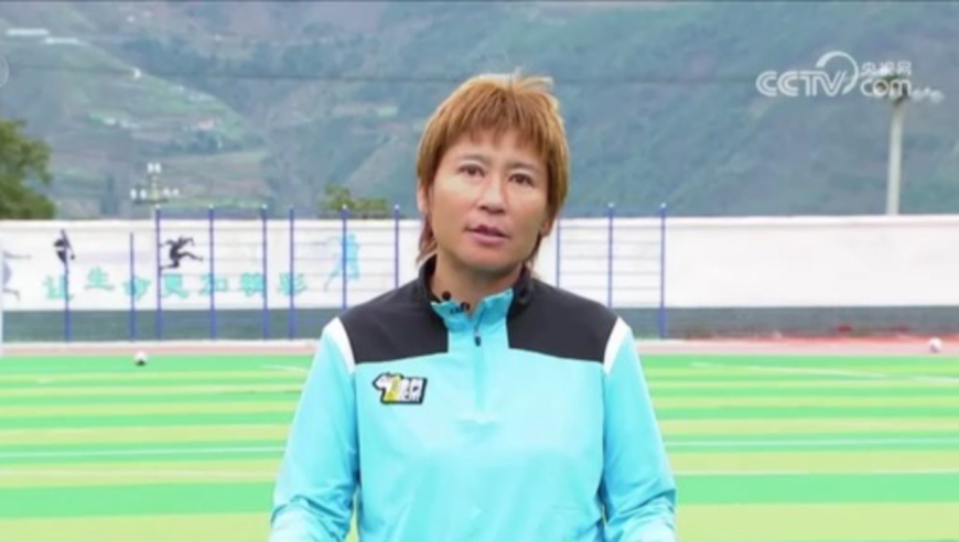 刘英带来基础球感训练：带球