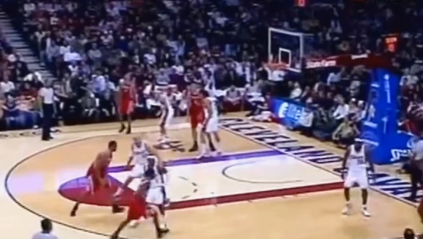 09年姚明在骑士主场被无端吹犯规回顾