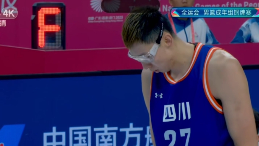 周琦被王博提前换下，收获现场球迷掌声