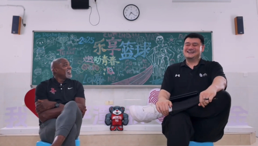 姚式幽默！姚明回忆与老队友兰德里的趣事 把老猫莫布利逗的大笑