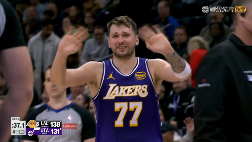 东契奇气到手舞足蹈！八村垒高举双手仍被乔治夸张动作造成三分犯规